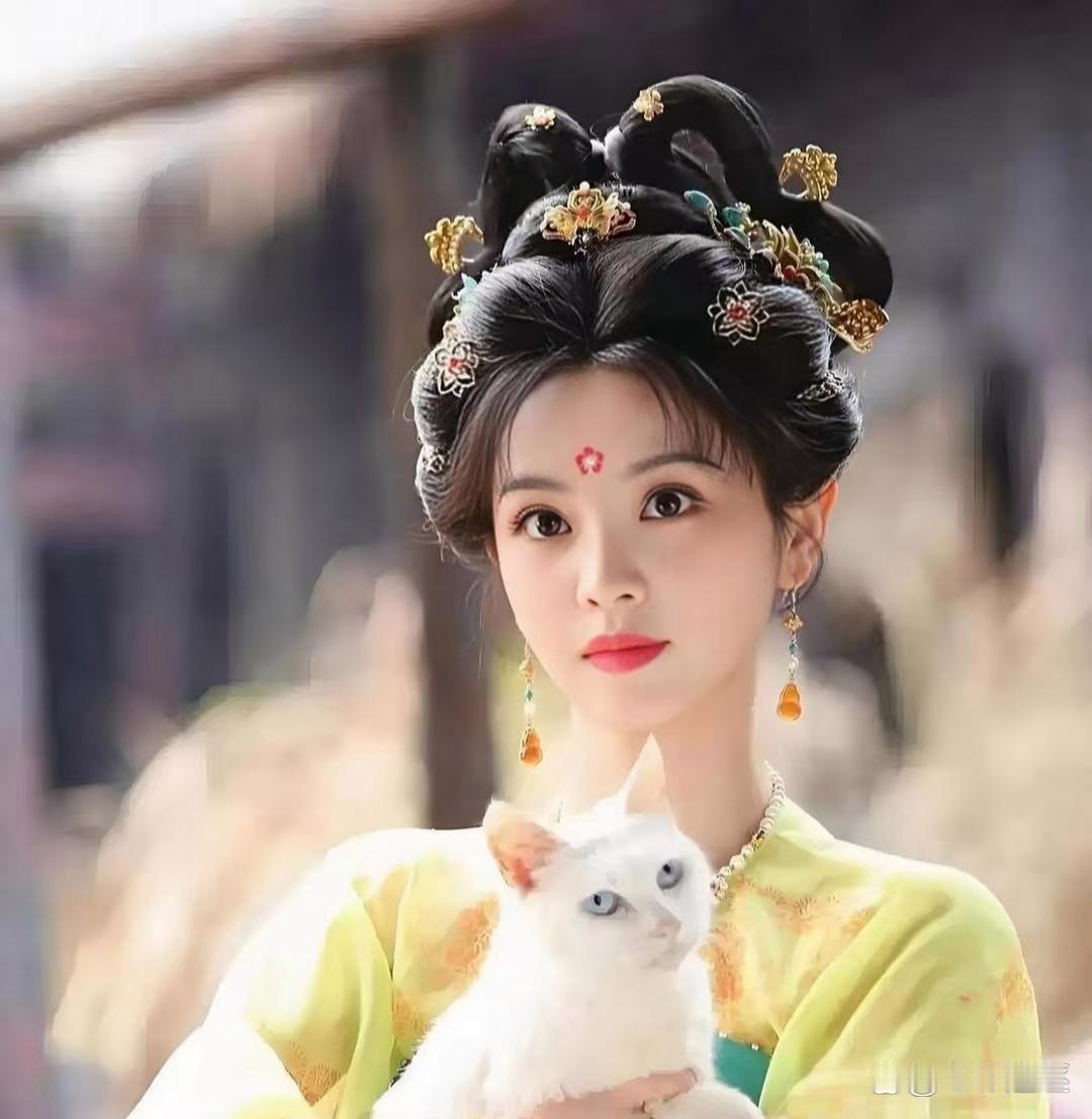 这下可麻烦了，内娱怕是没几个男明星敢跟田曦薇搭戏了。原因也很简单：跟她合作过的许凯、白敬亭、胡一天、辛云来，几乎都是剧集一火，男主就接连被曝出恋情，状况不断。神奇的是，每次出事的全是合作男演员，田曦薇却总能稳稳全身而退，顶多沾点小风波，半点黑料都抓不住。颜值演技双在线，私下又干净 ​