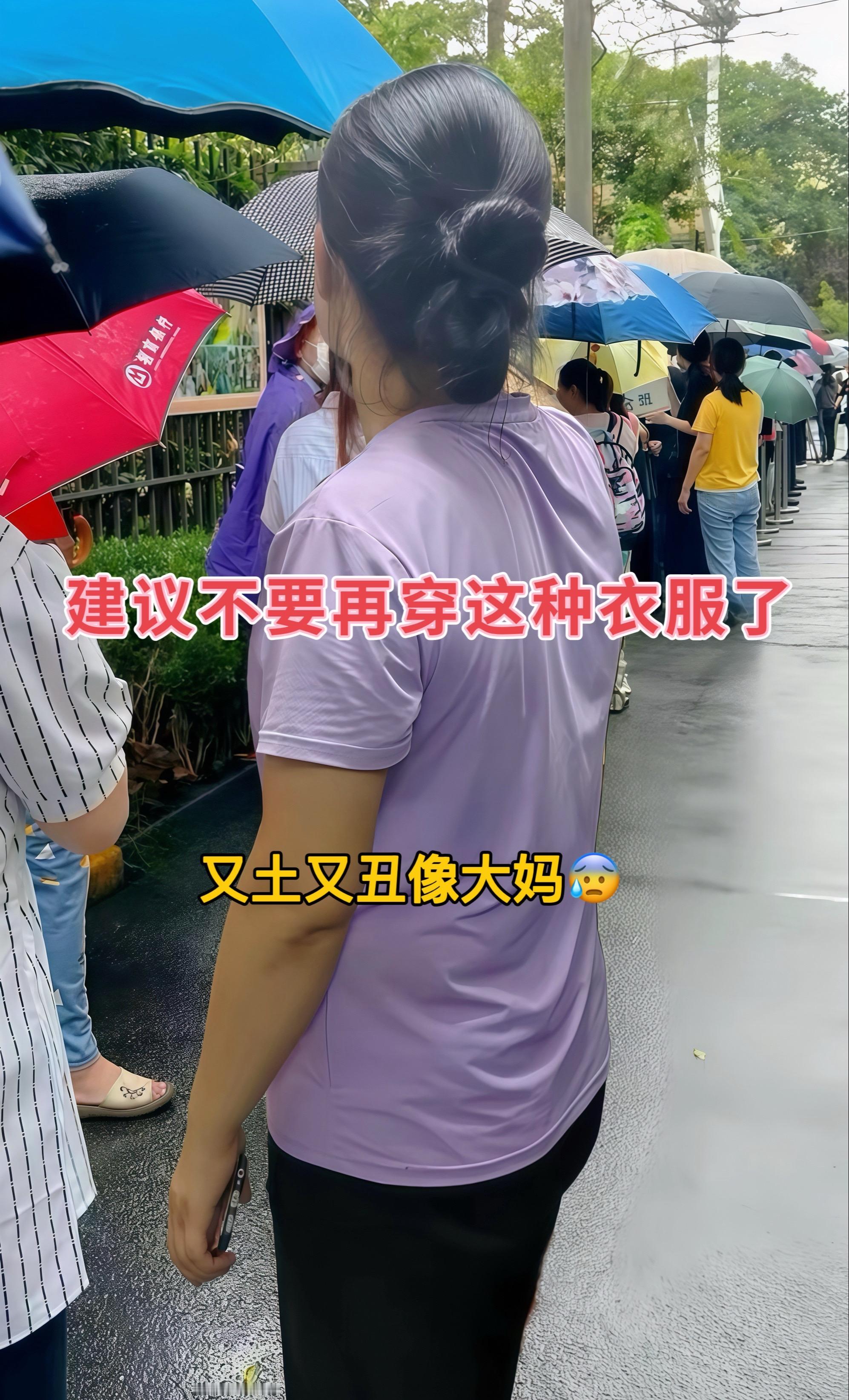 这件新中式无袖背心太温柔了！立体花朵点缀胸前，精致又优雅。米白色面料柔...