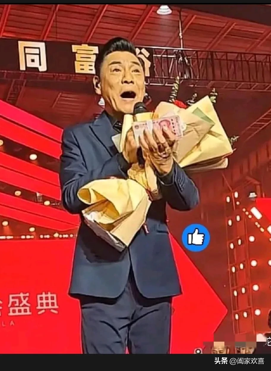 屠洪刚能成为歌坛常青树不是没有原因的，他真的情商太高了。

他被崔培军邀去公司演唱，作为额外奖励，崔培军给他包了一个两万元的现金红包。

按理说，一个付出劳动，一个付出等价的报酬，这钱拿的合情合理。

但屠洪刚的做法就很让人刮目相看，他建议老总把自己的这份收入作为奖励，分给公司的员工。

虽然这些钱