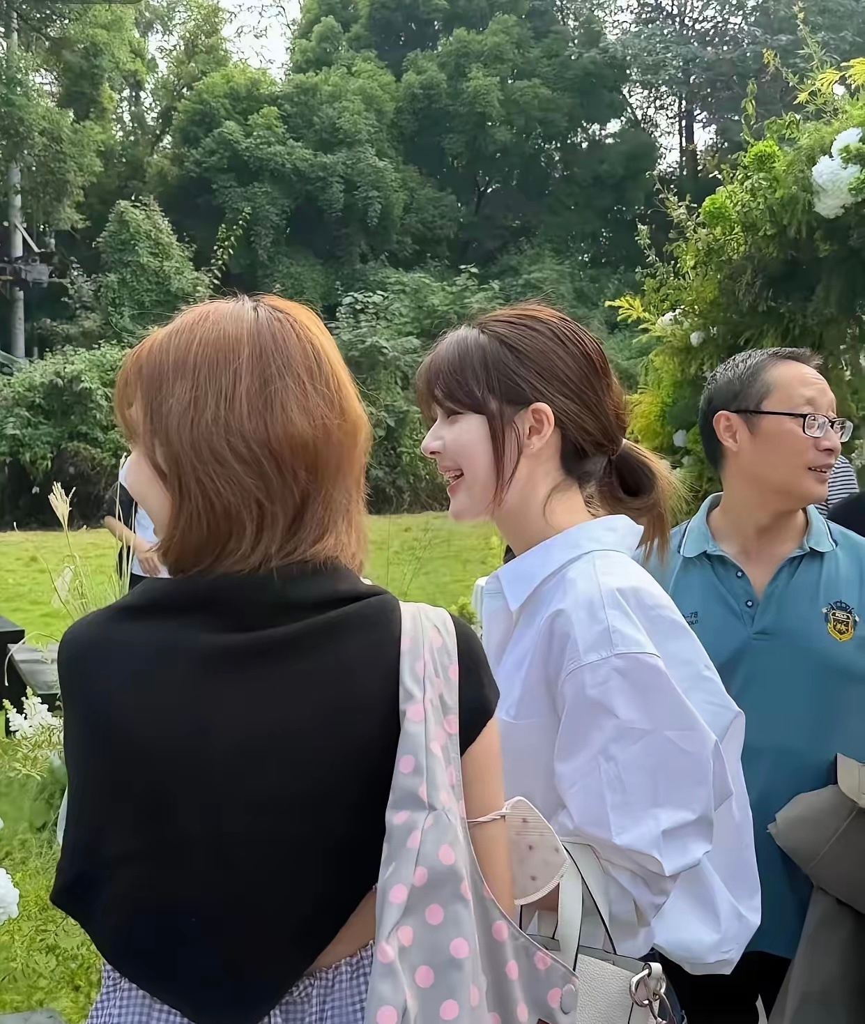 国庆刷到赵露思参加表妹婚礼的生图，真的被戳到了。

户外大太阳底下没有滤镜，脸和鼻子的状态跟刚出道时差别挺明显，完全不是胖瘦或者化妆能解释的，但素着一张脸还是特别亮眼，一身简单穿搭站在素人亲友堆里，一眼就能看出明星的优势，美得特别突出。

她全程完全没端明星架子，抢捧花、玩套圈玩得比 ​