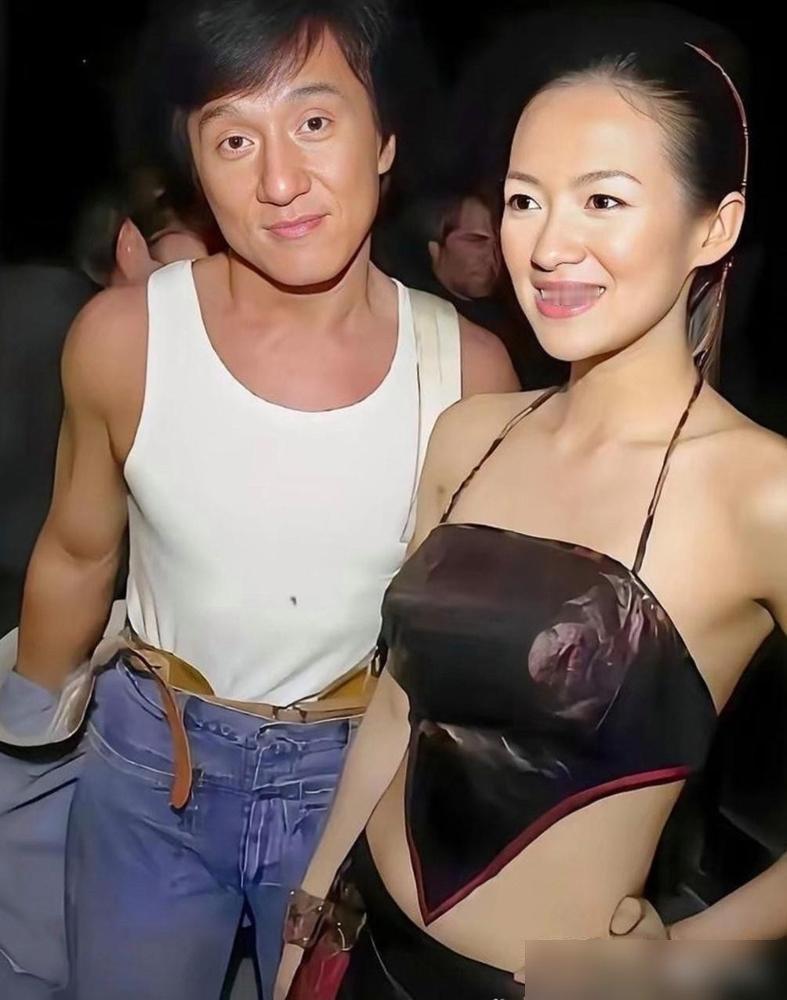 47岁成龙过生日，22岁的章子怡凑上去亲了他一口。
这事放现在能被骂上三天热搜。但那是2001年，章子怡刚演完玉娇龙，浑身都是刺。她不是不懂规矩，是太懂了。那时候的娱乐圈，敢在镜头前这么做的女演员没几个。她赌的就是别人不敢。
后来呢？她一路赌对了。李安说她脸上有股狠劲，张艺谋说她天生该吃这碗饭。
