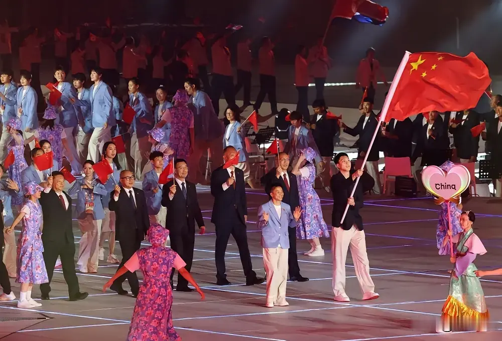 亮相：五星红旗引领入场！名古屋亚运会开幕式，胡明轩、吴愉双旗手亮相，815名运动员登场
 
名古屋亚运会开幕式，中国代表团有序走进场馆，胡明轩与吴愉两人共同举起五星红旗，带领815人的运动员队伍登场。
 
这支队伍，平均年龄只有24岁，半数以上选手都是第一次参加亚运会大赛。很多年轻运动