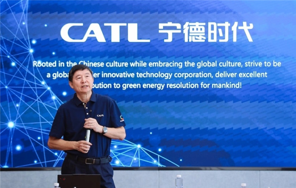 #宁德时代称会造车不一定会造电池#在宁德时代品质全球开放月活动上，宁德时代首席制造官倪军针对车企自研电池、跨界入局动力电池的行业趋势作出回应。他表示，消费电子电池和动力电池存在很大差异，最突出的便是一致性要求。“一辆车里面有几百个、上千个电芯。如果电芯之间不一致，就会出现问题。”倪 ​