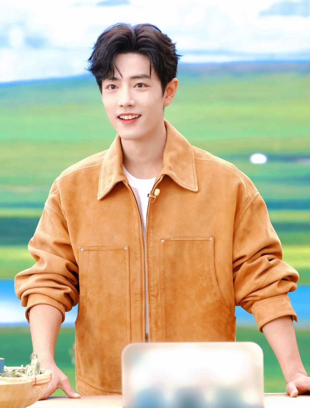 #肖战背后拍爸妈看李宇春演唱会# 他陪着父母沉浸式听歌，像所有带爸妈看演唱会的普通孩子一样。但当他举起手机记录父母背影时，那份温柔放大了无数倍。 ​