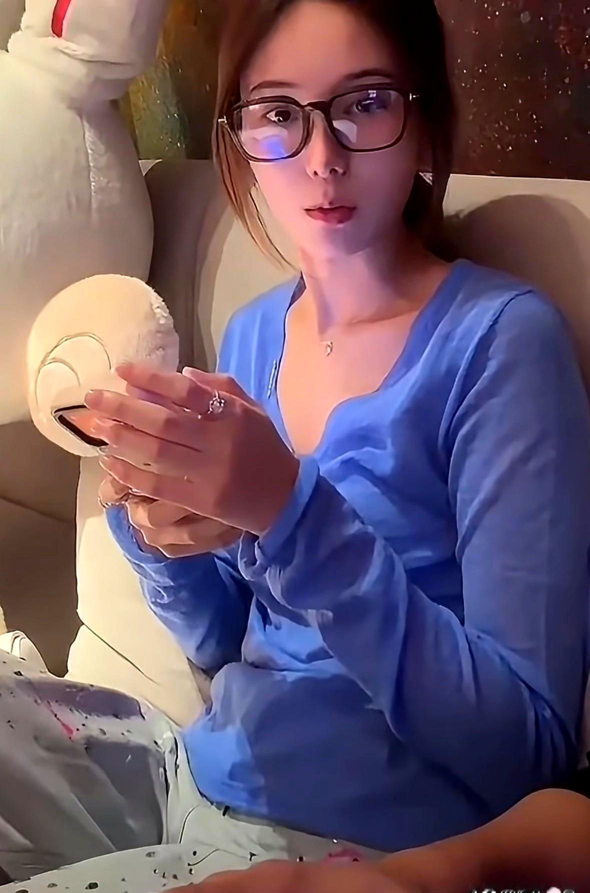 徐艺洋刚说自己戴眼镜没那么尖酸刻薄，黄子韬急得连飙一串词反驳。

他盯着戴眼镜的妻子脱口而出，这就是他最爱的形态。面对徐艺洋随口的自嘲，黄子韬立马护短，连用漂亮、大方、美丽去堵她的嘴，生怕她受一点委屈。

翻看两人同框的画面，徐艺洋哪怕只是安静坐在泳池边发呆，黄子韬都能盯出满眼星星，逢人就夸可爱。