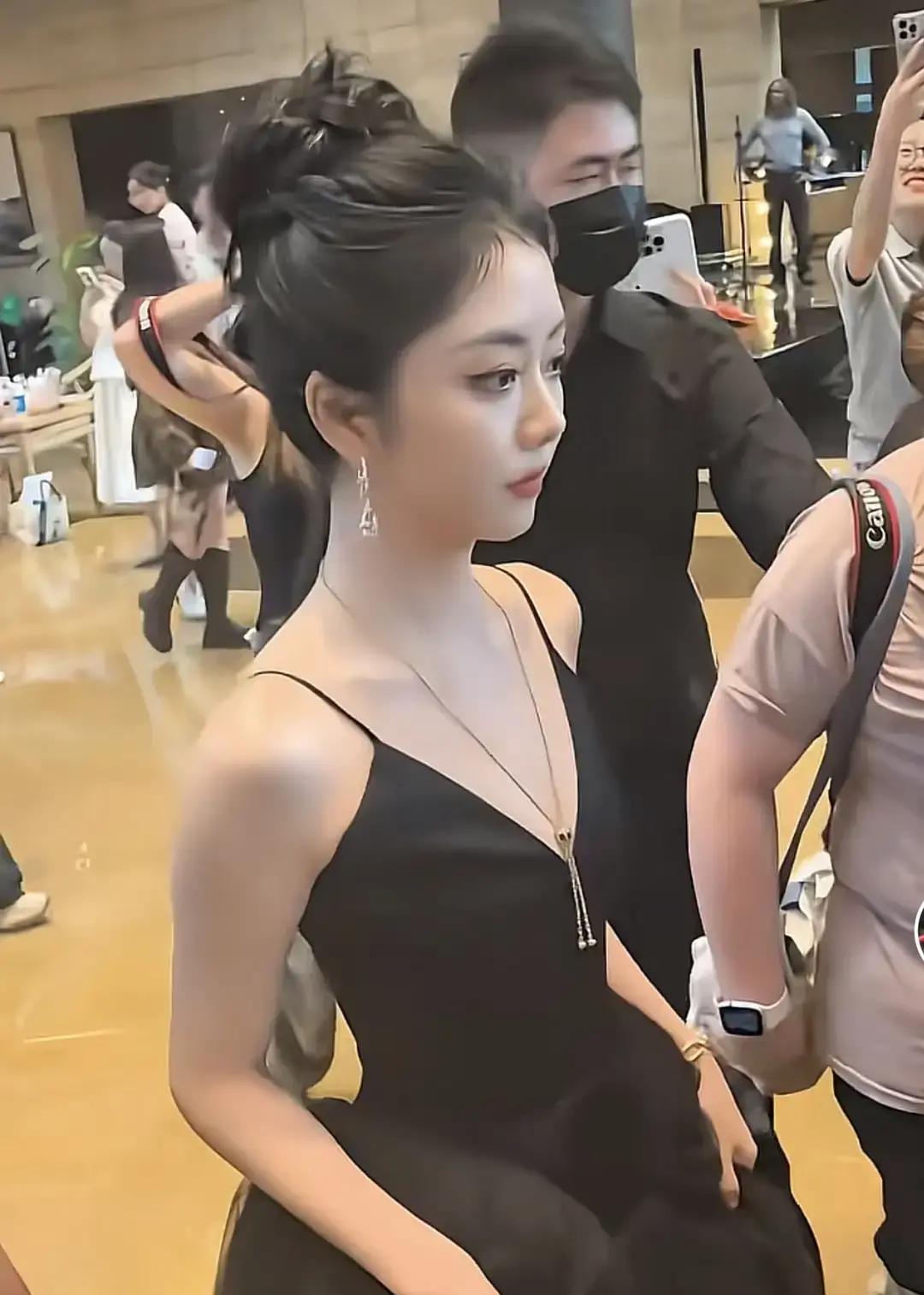 34岁的谭松韵每次一露面，我都怀疑她是不是偷偷把身份证年龄给改了。
明明是90年出生的人，前阵子看她新剧和公开露面，扎个马尾笑起来，身上那股子扑面而来的灵气，居然还能演十几岁的小姑娘。
很多女演员过了30岁，稍微有点疲态就拼命去折腾脸，结果越弄越僵。可她那张标志性的小圆脸，肉嘟嘟的线条极其自然，