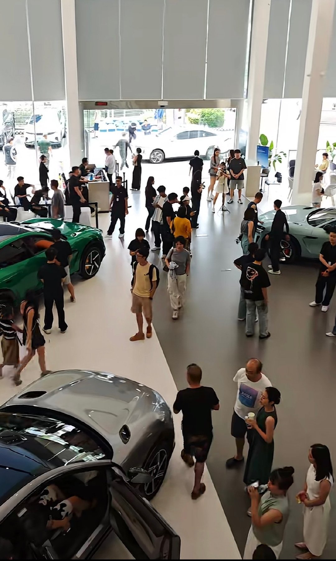 #小米高管称门店客流量暴涨400％# 新品发布会结束后的首个周末，线下门店直接热闹起来。不少市民专程来到线下，上手体验全新折叠手机还有新款车型，可以真切感受到新品带来超高的市场热度。 ​