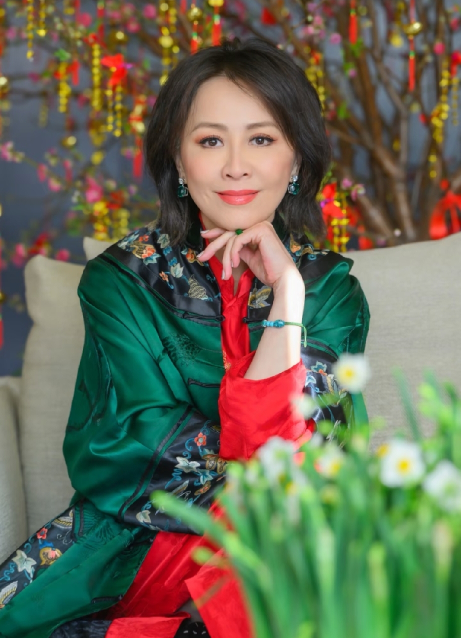 刘嘉玲这套国风穿搭太有韵味！墨绿缎面外衫撞色正红内搭，精致绣花纹样配同色系珠宝，把东方贵气的熟龄魅力稳稳撑起来，明艳又端庄。