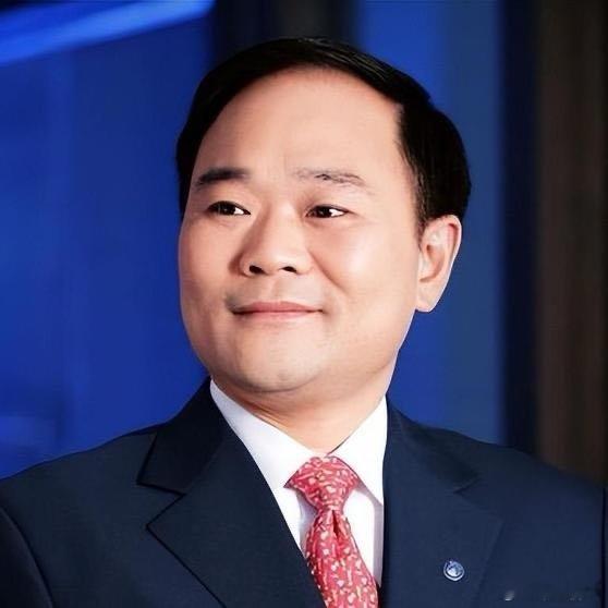 《李书福上演 “任正非时刻”，风光之时主动放权让位，吉利正式告别家族式企业模式》8月17日，吉利汽车一边发布上半年财报，一边宣布李书福辞任董事会主席。李书福辞去的，是吉利汽车控股有限公司董事会主席及执行董事职务。 ​