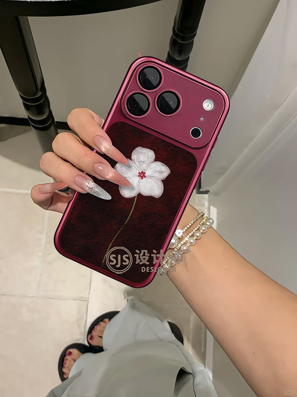 好高级的酒红色小白花手机壳！好显白啊！