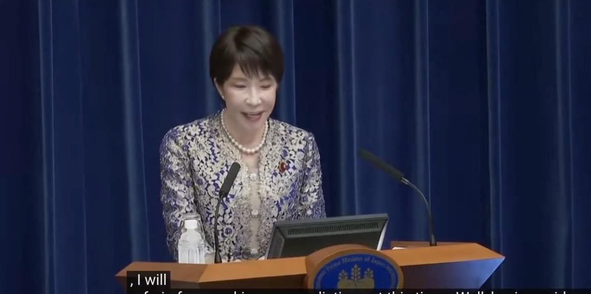 高市早苗9月17号内阁改组后又说中国是“重要邻国”了。听着挺顺耳是吧？
可这也不是头一回。7月记者会上就说过一模一样的话。更拧巴的是，她那边涉台的话一直没收回去，这边又喊对话，还盼着来深圳开APEC。
说白了就是好话照说，强硬的事照做，两不耽误。
我觉着吧，听她说什么不如看她做什么。光一句“重要邻国