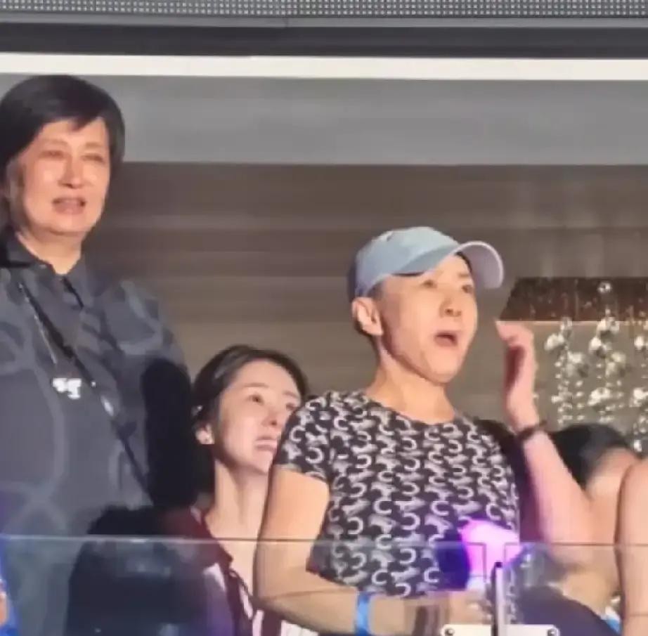 那英在台上声情并茂地报幕，台下的宋丹丹骄傲地站起身向观众挥手致意，结果下一秒全场响起的却是殷秀梅的名字

这大概是娱乐圈里最让人脚趾抠出三室一厅的尴尬名场面了

本来是一场热热闹闹的老友相聚，谁能想到会闹出这么大个乌龙

当时台上那姐正一通铺垫，隆重介绍当晚的第一位重磅嘉宾

气氛烘托到顶点的时候，