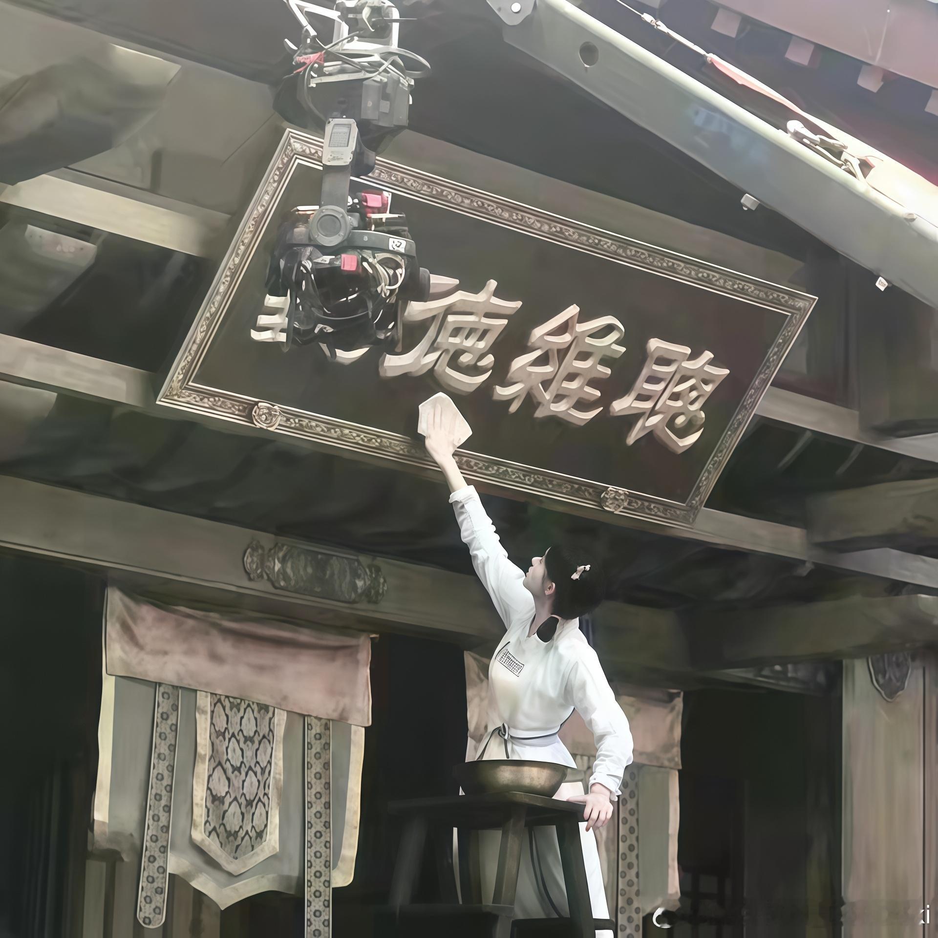 我的亡妻叫作魏枝 
百家姓中的魏树枝的枝
 我们是在一个雨天认识的当时的她幼稚又呆萌我当时对她一见钟情当时的我并没有带伞天真的她把伞让给了我自己淋着雨回家了
当时我的心里就萌生了一种类似喜欢的情感但我并没有多想我直接得那股情感来源于她对我的援助
那股情感仅仅是感激之情回到家的我洗洗漱便 ​