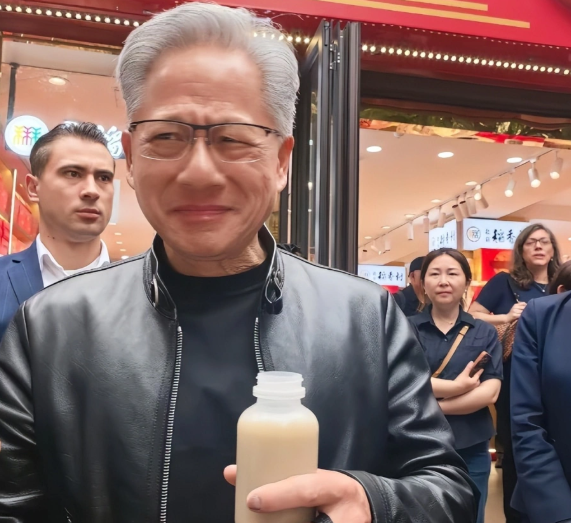 赖岳谦这句话，把黄仁勋的老底揭穿了！英伟达长公主黄敏珊低调现身北京机器人大会，真以为只是来参展？错！这是被美国白宫和华尔街双重收割后，黄仁勋终于认清了，忘了根在哪，还搞什么AI。

复盘2026年8月北京世界机器人大会的低调名场面，很多科技媒体只盯着各家新品、技术迭代，却忽略了一位特殊访客背后暗藏的