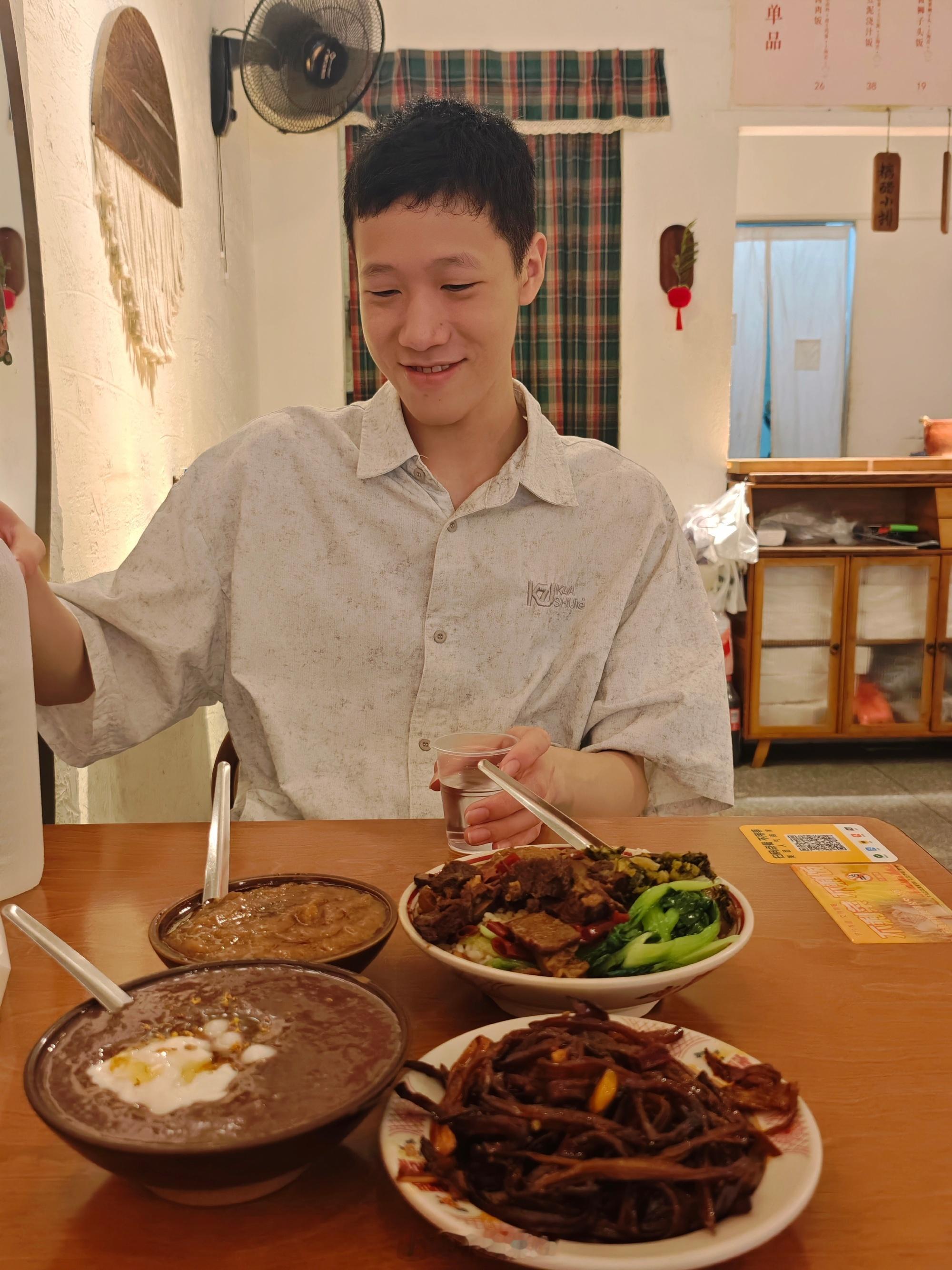 ①终于吃上学姐同款云姐馄饨，生命是碗悬而未决的馄饨，顺便也打卡下雷军同款豆皮，我最爱的两个早点，就是豆皮你的热量也太高了喂！
②和我出门吃饭从未A钱之人，勺吃哈胀的，（那个洋四喜很一般小红书硬广），在东湖花十块钱买了一瓶补水啦…
③这两本书就是我的态度…
④碗盆批你们也太有实力了吧（ ​