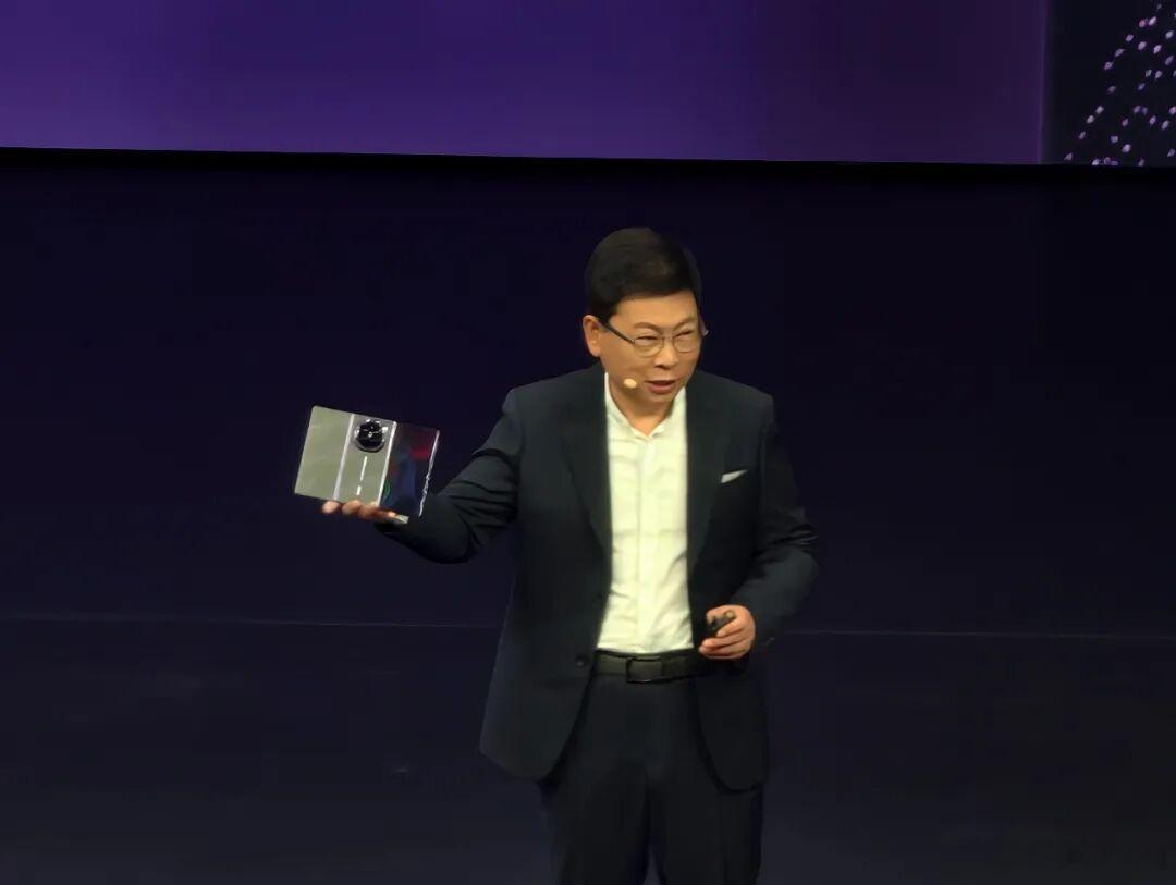 华为时隔六年再次发布高性能芯片
　　9月7日，在HarmonyOS 7 | HUAWEI Mate XT 2 及全场景新品发布会上，华为发布Mate XT 2三折叠手机，搭载最新的麒麟9050 Pro芯片，该芯片是首款采用逻辑折叠技术的高性能芯片。

　　华为时隔六年再次发布高性能芯片
　　据了解，麒麟9050 Pro在单芯片内将逻辑单元分 ​