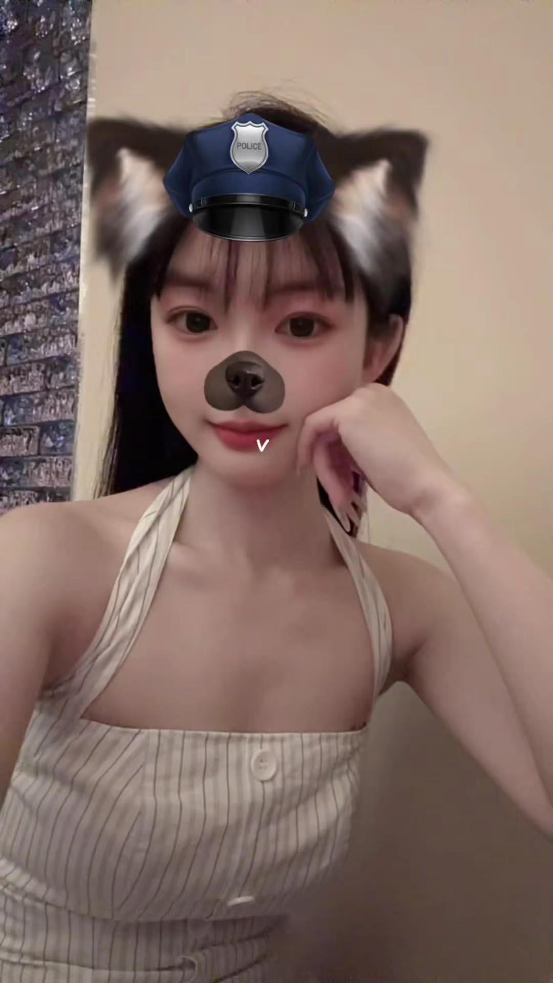 <p>笨蛋美女 <!--{img:0}--><!--{img:1}--...