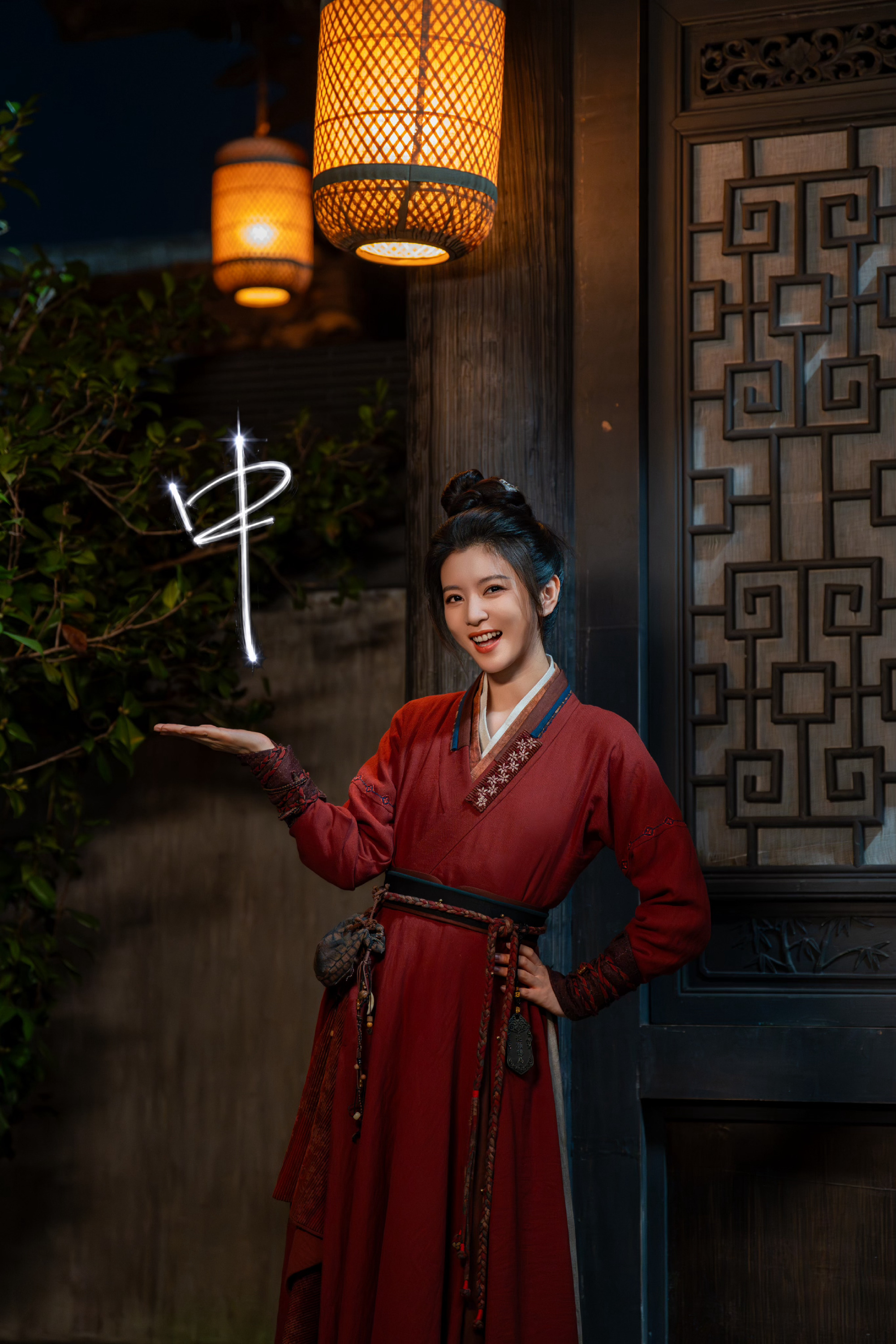 李云霄化身《河东小镖师》速颜镖局代理掌门人颜如钰，携速颜镖局众人，遥寄中秋祝福，愿万家皆得圆满！
李云霄再发视频，配文“中秋，不一样中秋祝福，送给你们”。视频中她身穿深蓝色长衫，用手机闪光灯写下光绘镜头签“中秋快乐”。早上化完妆开工时，她还为粉丝发放月饼，尽显温柔婉约。
目前《河东小镖师》正在横店紧