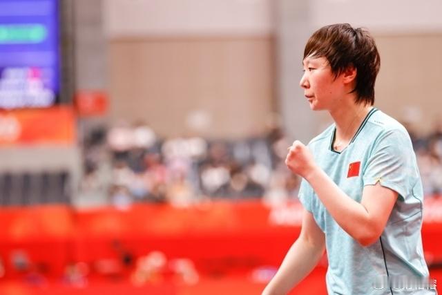 孙颖莎与王曼昱已成功会师决赛，提前为国乒锁定冠亚军，两人在半决赛中分别击败了日本队的早田希娜和张本美和，延续了国乒对这两名选手的压倒性战绩。  一、会师成功，金牌已是囊中之物- 王曼昱：在半决赛中顶住