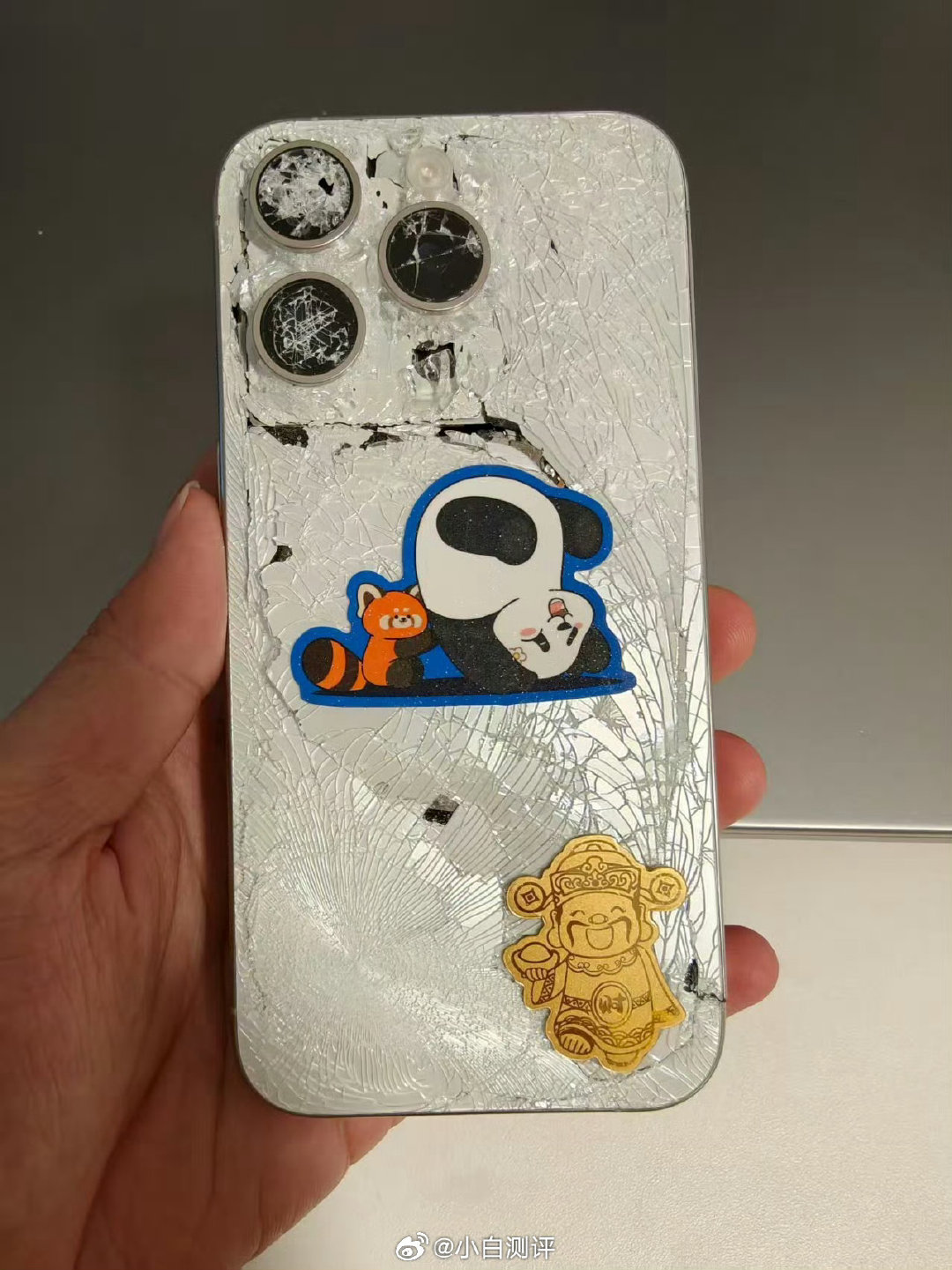 #苹果公布SiriAI完整支持名单#
小伙伴吐槽当年入手iPhone 15 Pro很大一个原因就是支持Apple智能，但没想到几年过去了，手机都战损了，国行AI也没上[允悲] ​