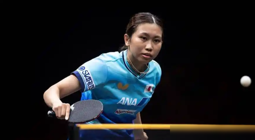 侯英超直播里一句话把日本削球圈的架给点着了：佐藤瞳和桥本帆乃香根本不在一个级别。
这话捅的不是马蜂窝，是球迷的录像库。好多人翻出桥本那密不透风的多拍防守，说她身高臂长、退台面积大，把对手活活磨到失误，这才叫削球天花板。
侯英超不跟你辩。他就撂事实：两人交手，佐藤瞳对桥本七连胜，一次没输过。
都