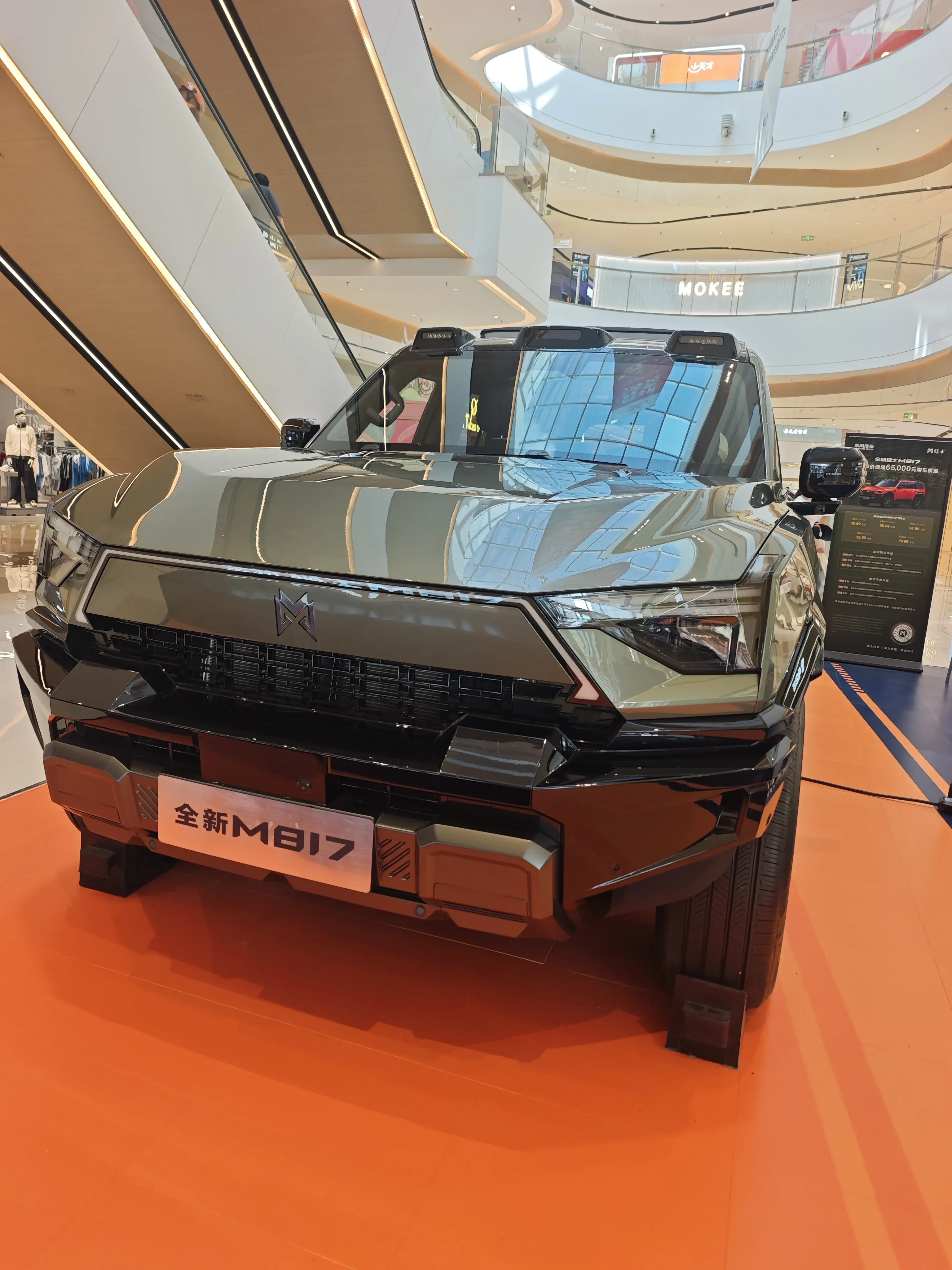 30-40万预算在北方选什么车？猛士M817，一台让你冬天不再妥协的全能座驾。

北方选车，最难的就是“既要又要”——要能扛得住零下30度的严寒，要能在冰雪路面稳稳当当，还要能日常通勤舒服、周末出去野的尽兴.