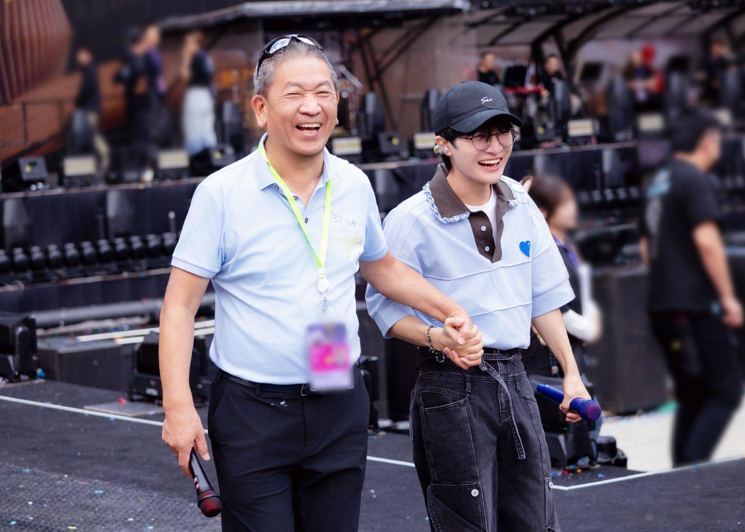 #周深[超话]# ☀ #周深2026深深的巡回演唱会# 
#周深深深的彩排日记#
在京城初秋的晚风里，
再次等待夜幕降临圆月升起。
#周深北京演唱会# 倒计时1️⃣小时！和周深一会儿见！ ​