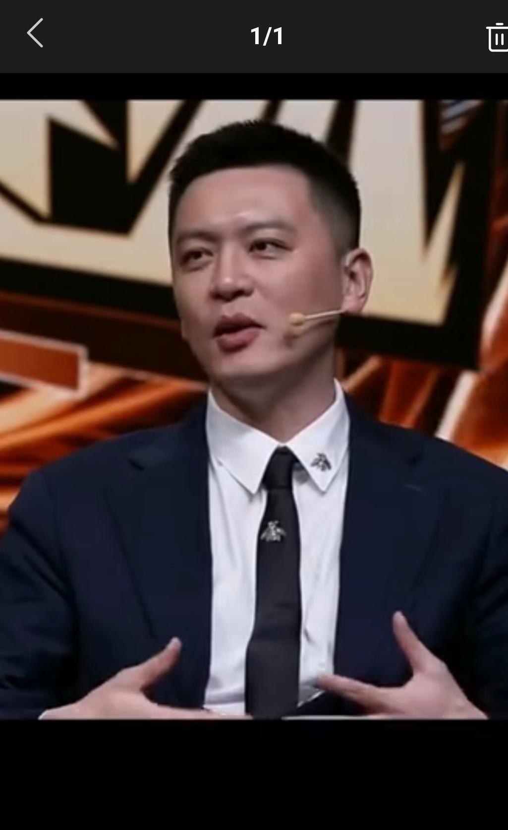 辽宁男篮掏了一千万，从四川买来一个右膝前交叉韧带断过、休战275天的20岁后卫。
 
同一天晚上，卸任不到一年的前主帅杨鸣坐在咪咕解说席上，当着旁边杜锋的面，直接给老东家交了底：
 
“辽宁队不是一支能够吸引大牌球星加盟的球队。”
 
带队拿过三连冠的功勋教练，说出这话真不是在吹冷风，而是把兜里的烂