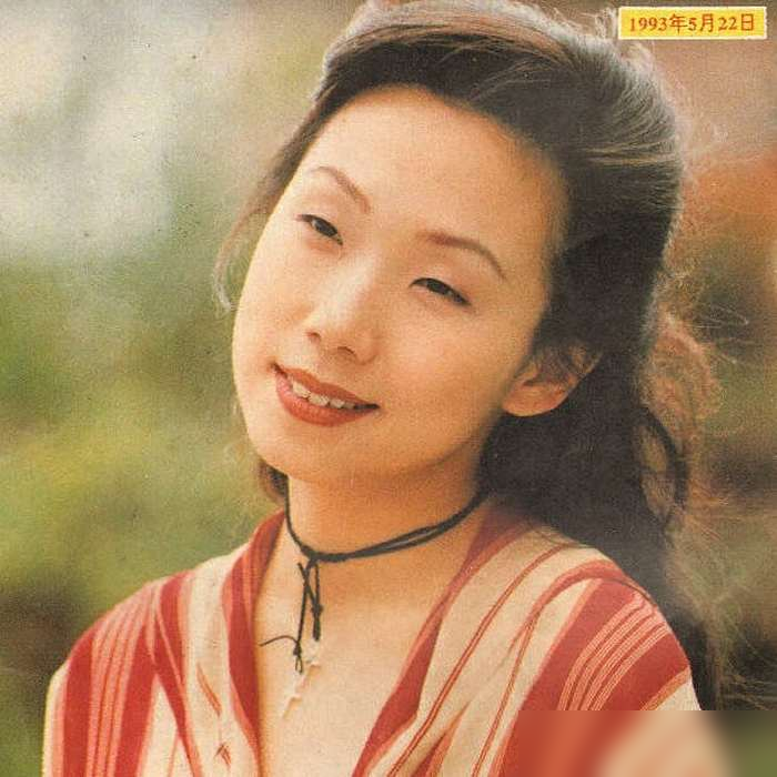 李宗盛说听她的声音就够爱上她，这话放别人身上是吹，放林忆莲身上是写实。
1992年录《当爱已成往事》，他34，她26，一开口，这男人就栽了。后来给她写《不必在乎我是谁》《为你我受冷风吹》，首首往心窝子里捅。林忆莲自己都说，李宗盛可怕，能看穿所有女人的心事。
可厉害的是，快60了，她演唱会连唱带跳