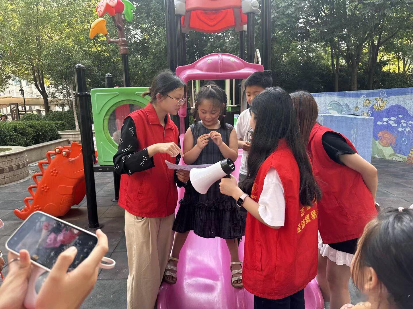 夏日送安全，守护少年成长
 
暑假期间，青少年溺水、电信诈骗风险明显上升。为筑牢安全防线，我们的实践小队走进社区，开展反诈与防溺水科普活动。
 
志愿者们走到居民身边，用通俗易懂的方式，给孩子们讲解溺水自救要点，拆解常见诈骗套路。结合真实案例，提醒大家远离危险水域，不轻信陌生信息，守护 ​
