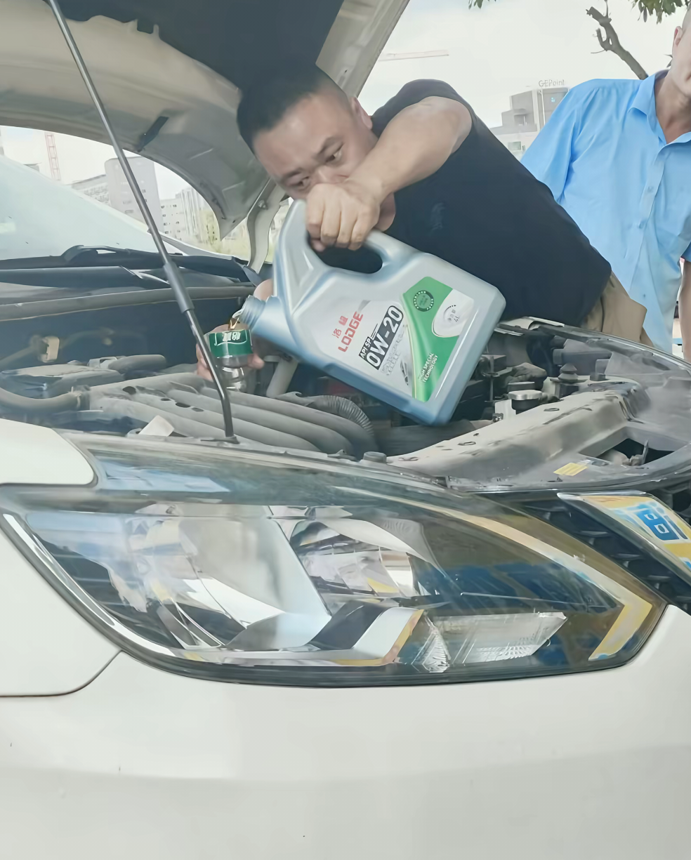 现场指导叔叔给本田XR-V做保养，全套成本仅330元，细节拉满超省钱
叔叔的这台本田XR-V，属于东风本田小型SUV系列，搭载1.5L自吸地球梦发动机，家用多年，车况一直很稳定，这次刚好到常规保养周期。我没有让他去门店被套路加价，而是现场手把手指导他自己动手更换机油、机滤，全程标准操作、细节到位，普