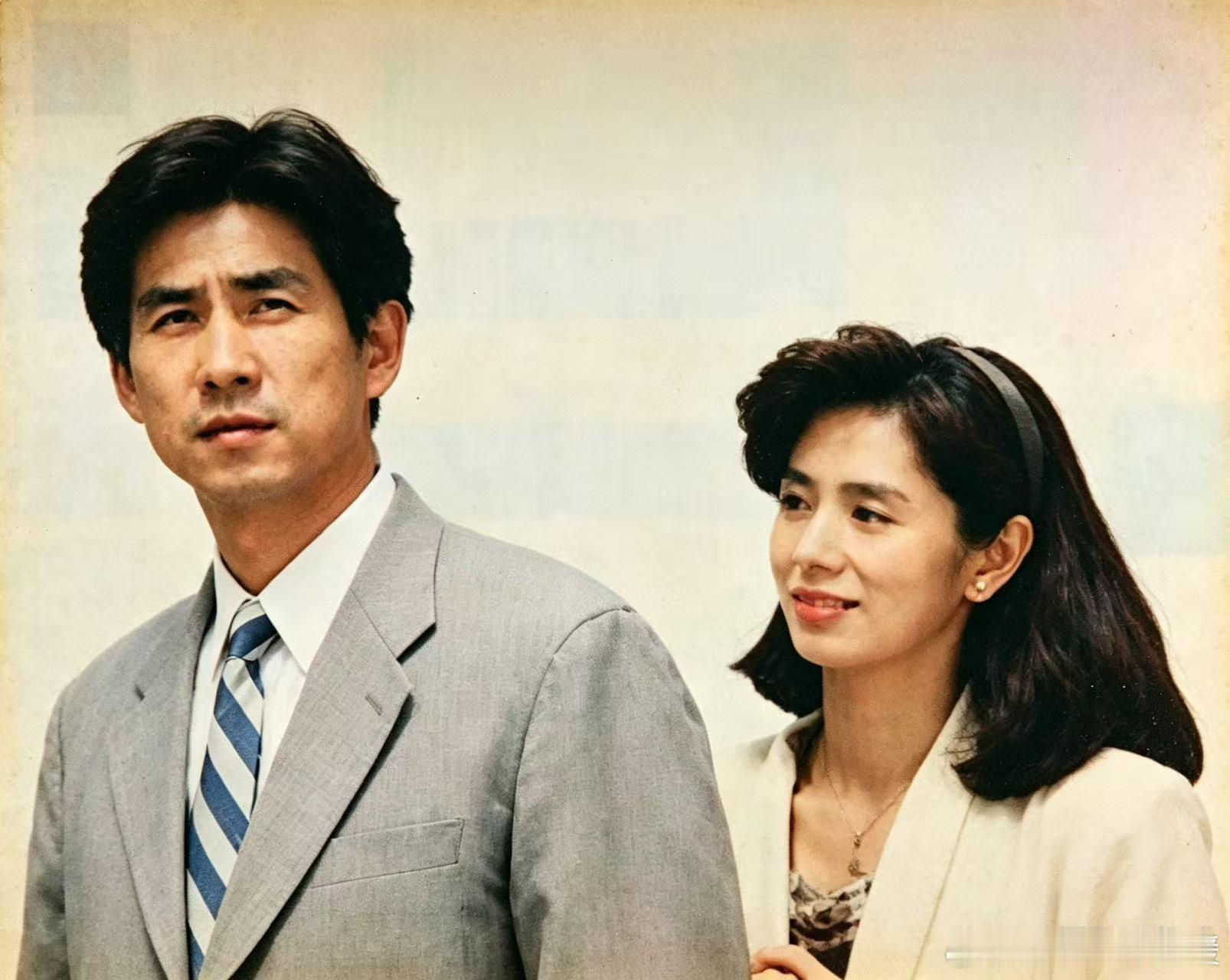 #筱田三郎[超话]# 😭奇妙的荧幕宿命，兜兜转转还是他们！早在1973年《泰罗奥特曼》片场，筱田三郎和朝加真由美相遇，那时就成了大众喜欢的屏幕恋人，即故事里的男女主人公...
时隔二十余年，二人再度搭档，在1995年午间伦理(《ダブルマザー（双重母亲)》（1995）饰演羁绊纠葛的夫妻。主演：筱田三郎  ​