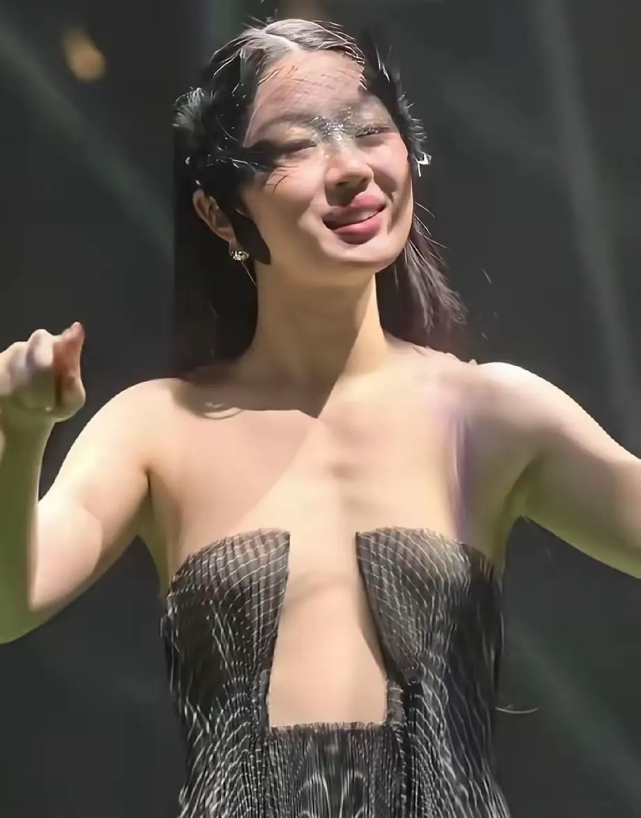 媒体：演唱会上的“衣不遮体”该治了

最近，演唱会舞台的画风是越来越让人看不懂了。

赵露思曼谷演唱会，粉色丝绒内衣直接外穿、黑色抹胸配超短热裤，被网友吐槽“跟没穿有啥区别”；单依纯南京演唱会连换两套高定深V裙，清纯人设碎了一地；薛凯琪39度高温下薄纱裙透光不穿打底裤，前排观众叫好、后排直接愣住。从