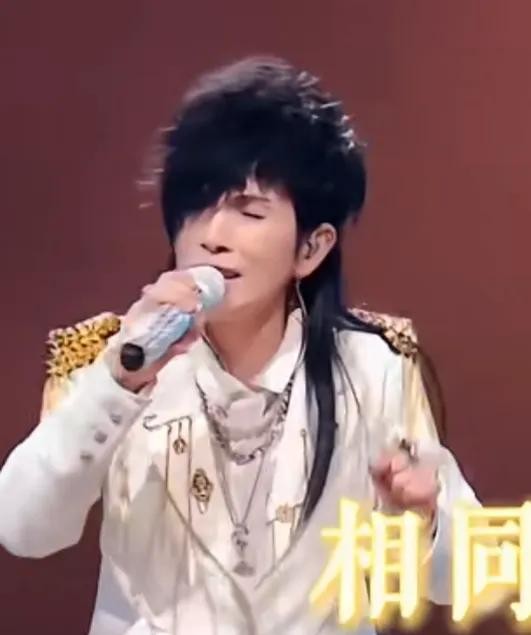 2026大湾区演唱会，崔健一开嗓，不少人第一反应是话筒坏了。
这可是央视舞台，老崔能来，期待值直接拉满。结果声音出来像李雪健在唱摇滚，底下观众面面相觑。齐秦更直接，唱着唱着词都错了，胳膊干瘦，嘴也瘪了，弹幕里全是“岁月不饶人”。这事儿跟咱们有什么关系？关系大了。你花钱买票、蹲直播、充会员，图的是情怀