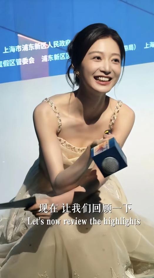 同样是中传播音系出来的顶级苗子，冯琳和孙乐言这次被放在一起对比，表面看是恋情，底下一水儿全是对人生命运的咂摸。
想当年在18级播音宿舍里，她俩可是头对头睡了整整四年的上下铺。
那时候冯琳往聚光灯下一站，那种字正腔圆的端庄，简直就是教科书里的标准模板，每一步都稳得挑不出毛病。
孙乐言呢？当年顶着