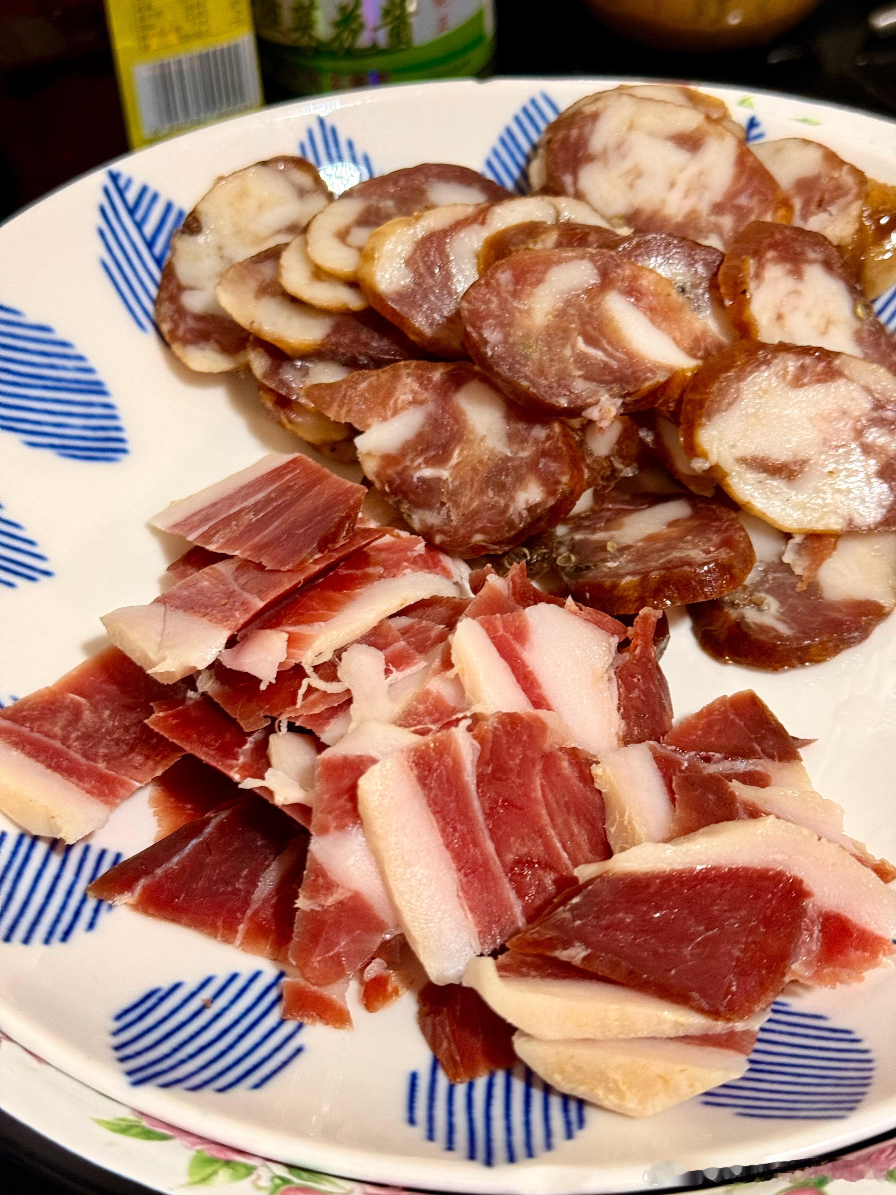 今天的晚饭，也是今年最后一顿菌子了，现在菌子的味道已经不如七月好吃了，明年再见菌子了。
给他送完饭从商场出来送了几单外卖，最近送单一直循环听的都是这首歌，这歌听了很多年无数遍了，从未厌倦过，什么时候听都觉得很好听很喜欢！
今天周末，晚上单子还挺多的，随便跑一跑还是可以轻松过百的，但 ​