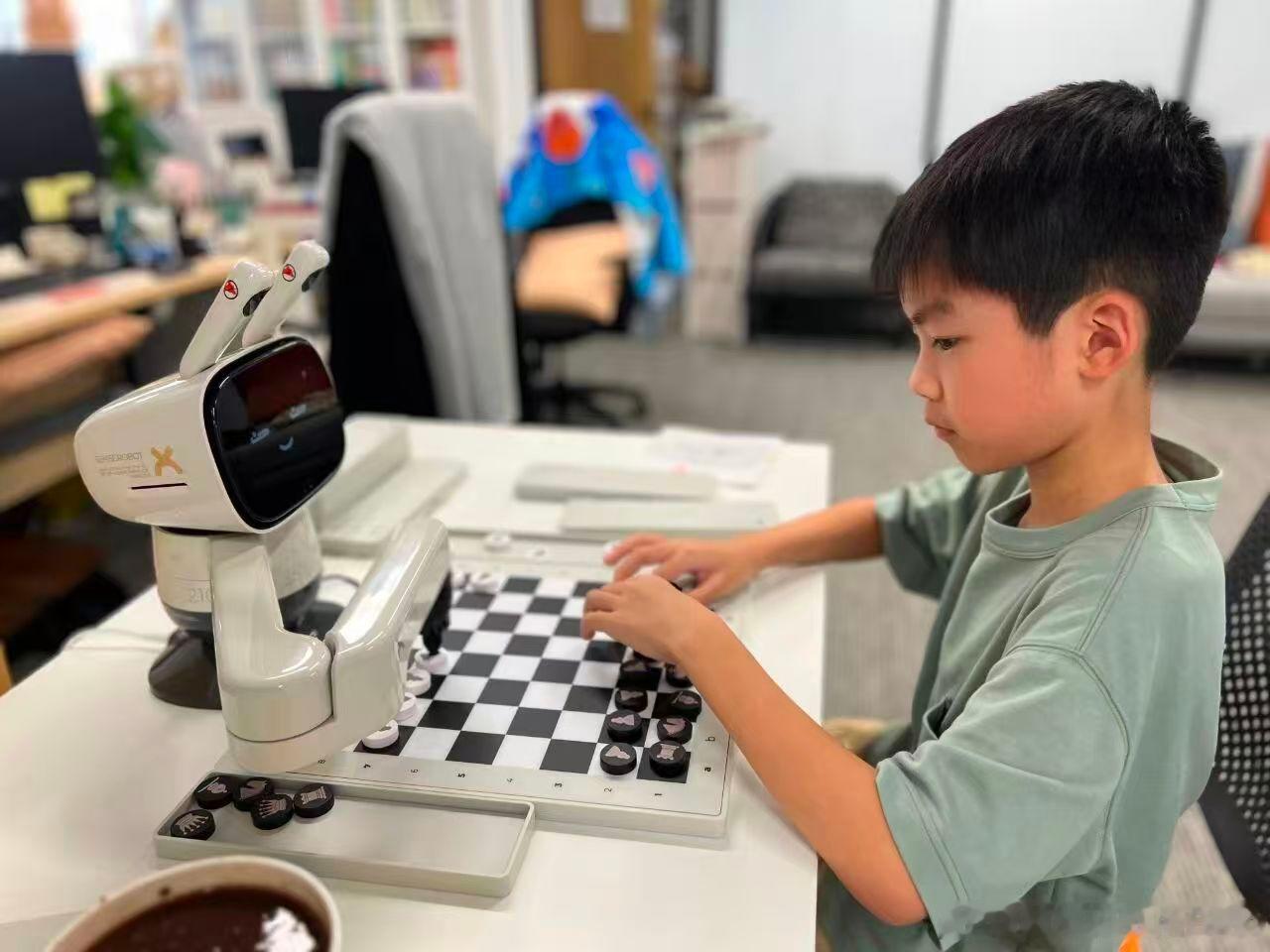 去年跟Eric对弈的元萝卜下棋机器人更新了，这次多了复盘功能，办公室小伙伴都抢着要玩[笑cry]

对了，棋类直播课的免费试听目前还可以领，孩子体验完后分享感受，还可以领取便携棋盘礼包哦[送花花] ​