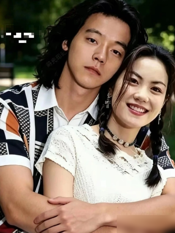 窦唯当年离队，是在海南演出时直接把一头长发剪了。
黑豹火成那样，《无地自容》《Dont Break My Heart》满大街放，专辑正版盗版卖爆，他是绝对核心。
结果专辑发完没多久，他用剪头发当通知，说不干就不干了。
乐队懵了，经纪人还跟他约法三章：走了就别唱黑豹的歌。
后来他真的一首不唱。