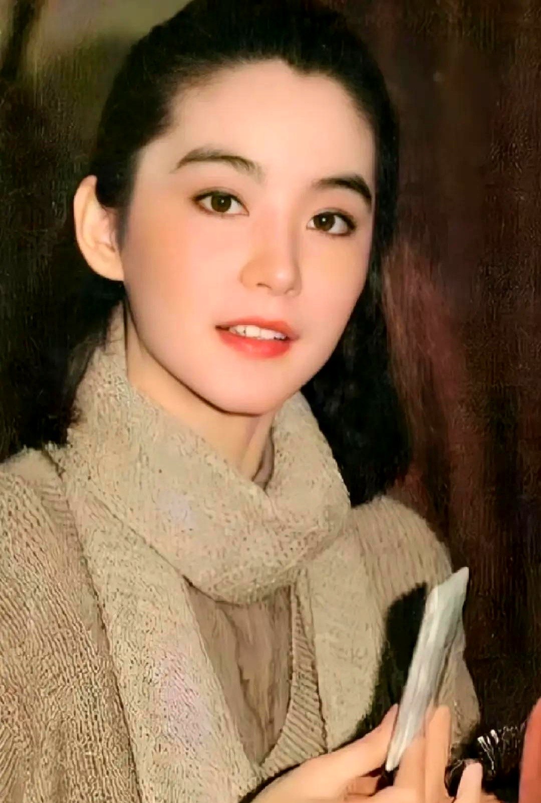 几个女明星站一块，刘德华说第一眼看到的肯定是林青霞。

这不是客套。19岁拍《窗外》全是素颜出镜，清瘦安静。琼瑶当时给了一句评价：从没见过这么清纯的脸。

等到38岁演东方不败，红衣饮酒。周星驰的感叹更绝，说她穿女装是最美的女人，穿男装是最靓的男人。

19岁清纯，38岁又飒又美。现在内娱那些天天发