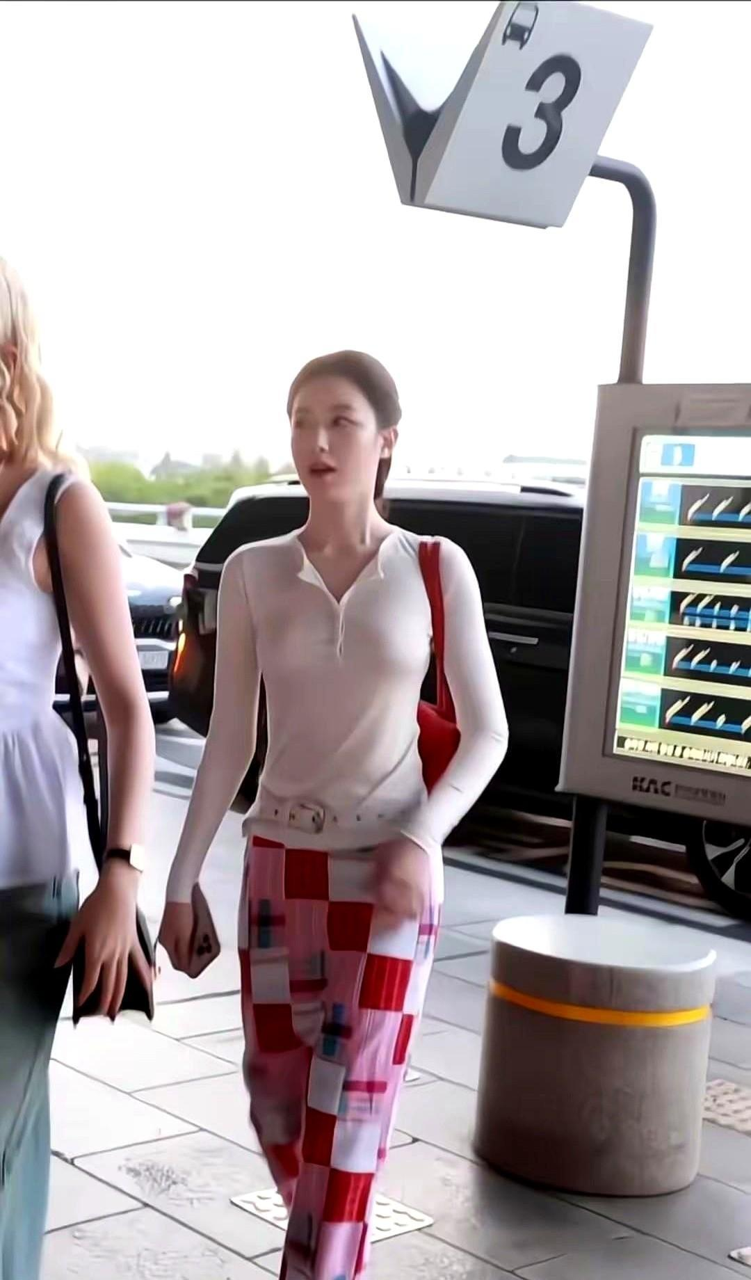 叶舒华穿红裙上舞台，全网炸了。 不是红得土，是红得高级。 深V+格纹腰...