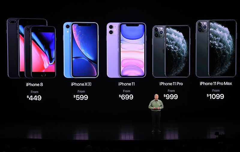 这次苹果五款新品扎堆正式发售，感觉整个数码圈都炸了。
iPhone 18 Pro首发当天就直接破发，拼多多百亿补贴9699元就能拿下，比官网定价便宜了300块，反而同系列的Pro Max热度高得离谱，得物上256GB银色款成交均价直接飙到13999元，比原价涨了3000块，涨幅快28%。
更夸张的是