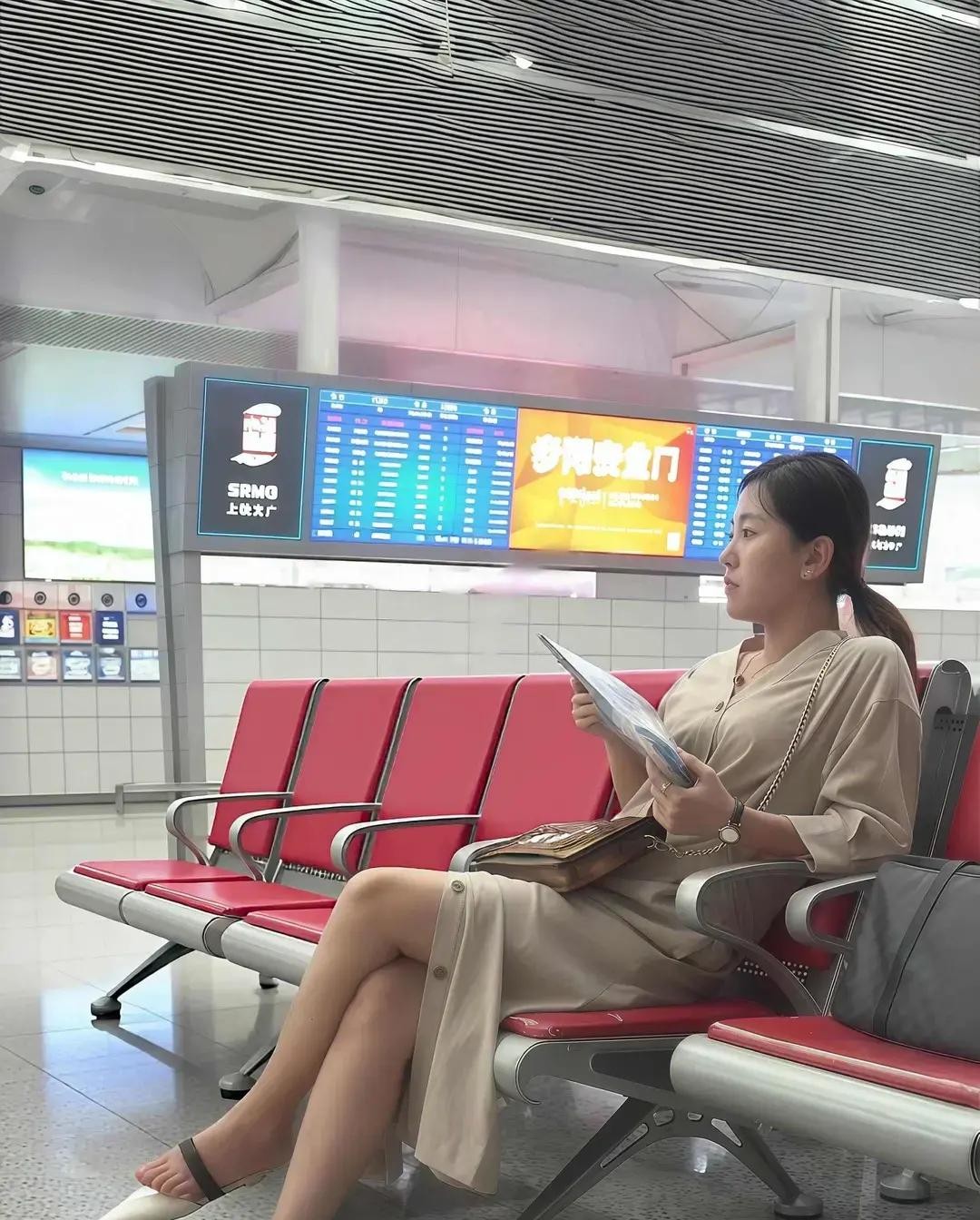 王菲跟窦唯住北京胡同那会儿，被记者拍到蹲公共厕所倒痰盂，她没解释没骂人，第二天照常去听演唱会。

照片登了报，标题写“天后落魄蹲公厕”，配图里她穿个旧棉袄，头发随便扎着，手里端着痰盂。网上炸了，有人说她自降身价，有人说她装，有人心疼她跟窦唯过苦日子。

她一句话没说。

没开记者会，没发声明，没找媒