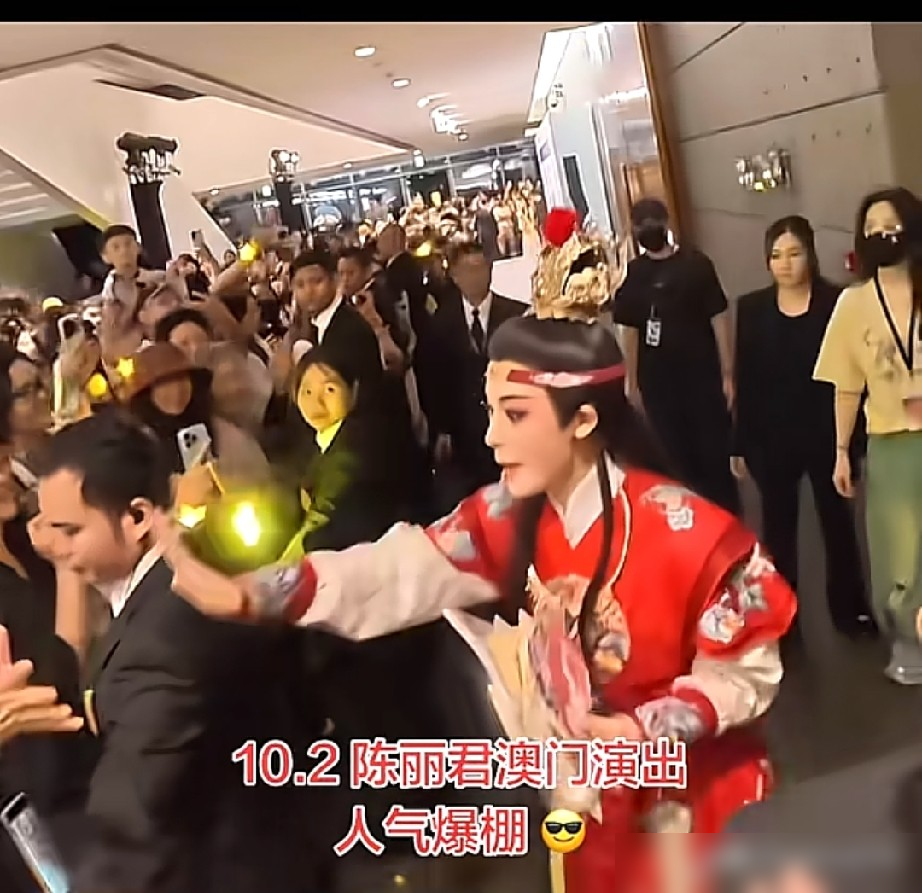 不到30岁，把一门快没人看的百年老戏，唱成了澳门街头里三层外三层的阵仗。
陈丽君，浙江小百花越剧院90后尹派小生。2023年《新龙门客栈》演东厂太监贾廷，谢幕时抱起李云霄那一下，全网刷爆。剧场统计，买票的人里80%从没看过越剧，七成以上是二三十岁的年轻人。
有人以为是流量运气。可茅威涛说她唱念做