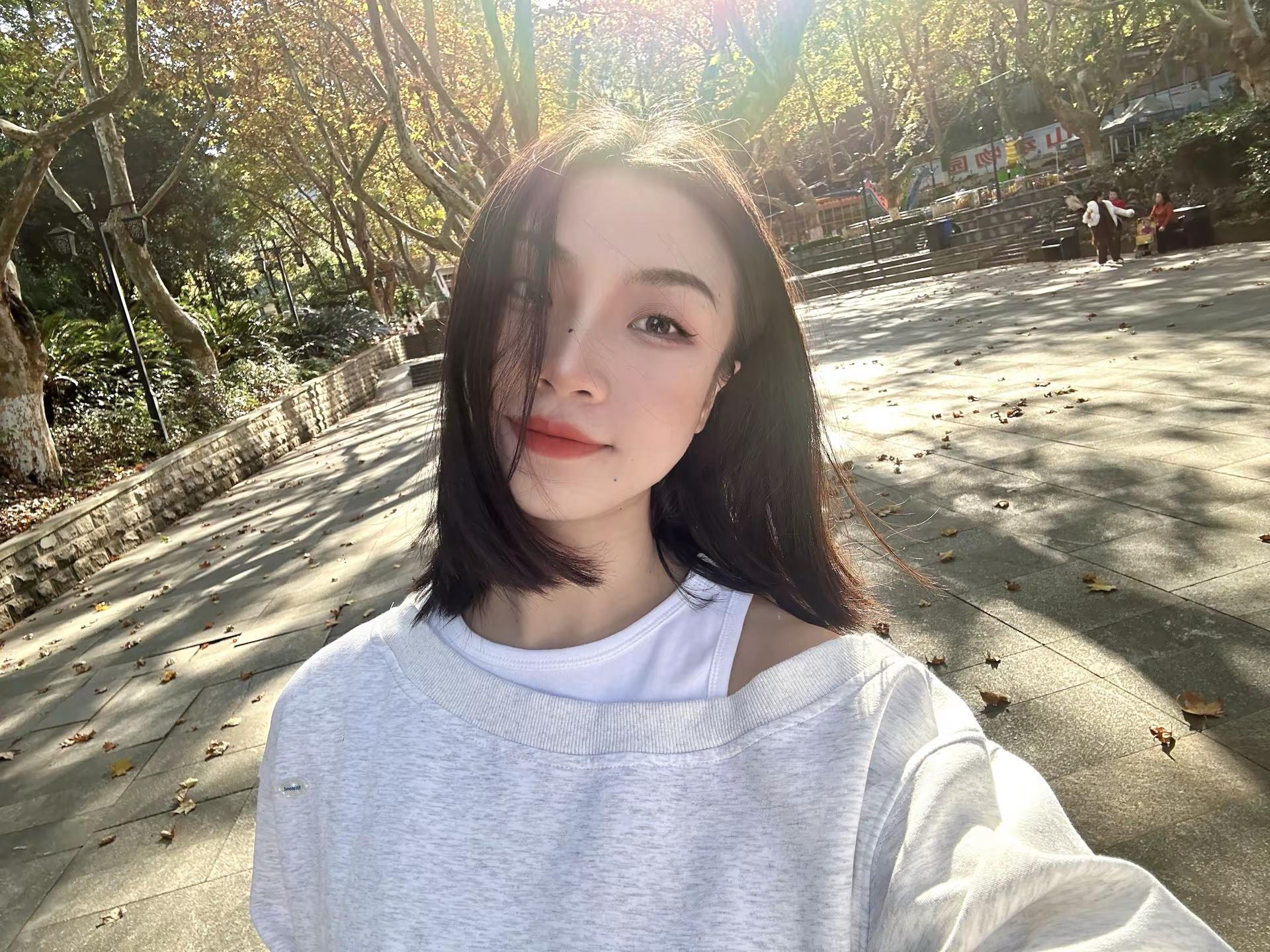 <p>笨蛋美女 <!--{img:0}--><!--{img:1}--...