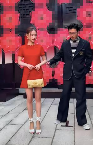 窦骁和何超莲一同参加活动，两人现场闹的非常难看，关键是底下还有那么多人和摄像机在盯着！

当时是窦骁先从后台出来，看起来面色不太好，甚至在平地走的时候还被绊了一下，很是心不在焉的样子。在走到舞台中央后，看到老婆的窦骁于是赶紧上前两步要去搀扶她，却没想到何超莲巧妙的甩开了窦骁伸过来的手。

两人营业状