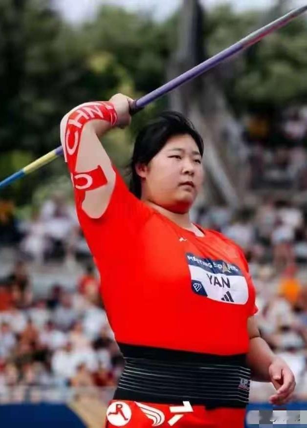 北京时间9月6日凌晨，在比利时布鲁塞尔博杜安国王体育场举行的2026年钻石联赛总决赛，中国18岁小将严子怡以68米42力克巴黎奥运会冠军北口榛花获得女子标枪冠军，这也是严子怡本人本赛季出道以来的国际大赛五连胜。算上昨天冯彬获得的女子铁饼冠军，这次总决赛中国队两人参赛夺取两冠。
 
这事儿最让人咂摸的