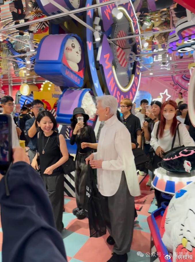 在上海偶遇“全球首富”的妈妈！网友：没想到，我们还是“同担”！ ​