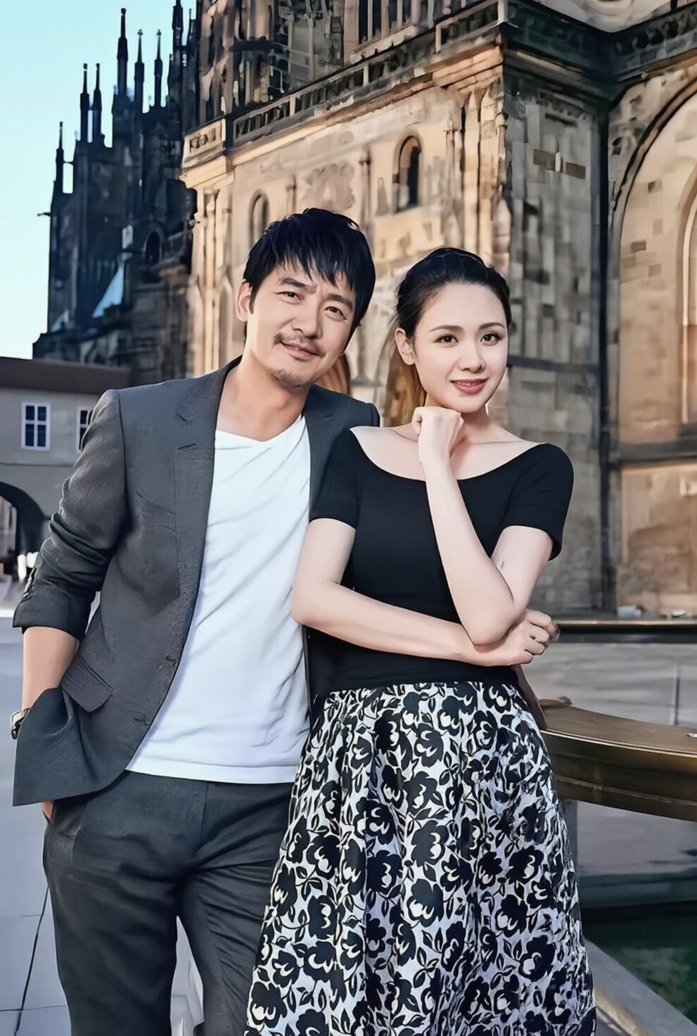 下面这位是著名演员郭晓峰还是郭晓东？傻傻分不清楚。因为郭晓峰和郭晓东在神态、气质和长相上都特别像，就像是双胞胎。他俩都是山东临沂出身，早年一起北漂住过地下室，哥哥郭晓峰先考上电影学院半工半读，并全力支持弟弟郭晓东完成学业，兄弟俩在演艺圈一直互相扶持，感情非常深厚。下面这位是郭晓东还是郭晓峰呢？
