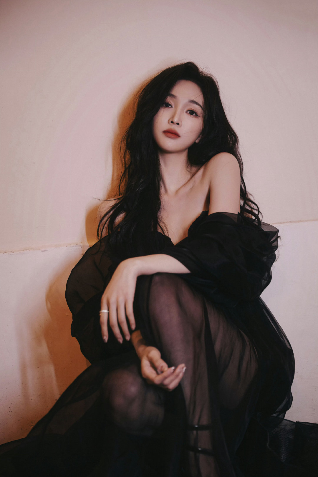 吴宣仪深夜街拍黑纱轻裹，柔美身姿好迷人～《爱上另一个我》爱奇艺热播，插曲《飞翔的一天》自己演唱；新剧《我画你猜》9.30开机，无缝进组。#吴宣仪[超话]# ​