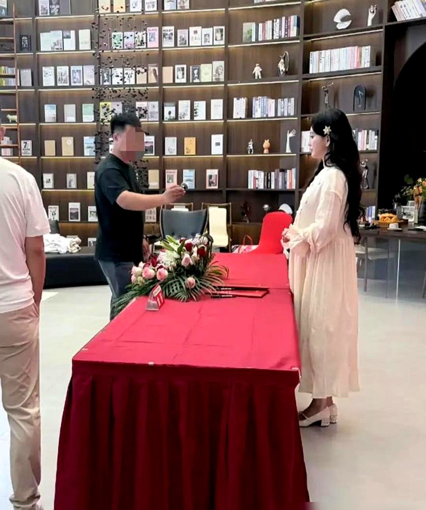 金莎挺着凸起的肚子被镜头抓拍，全网都在等一个官宣。

结果她自己跑出来辟谣，不是有了，是肿了。

这半年她中俄来回飞了三次，连轴转把生物钟彻底搞废，身体代谢直接停摆。偏偏家里那位连着53天颠勺炒菜不重样，硬生生把她喂出了长在腰上的幸福肥。

只要女艺人小腹一凸，评论区立马断案是怀孕。好像女人的肚皮里